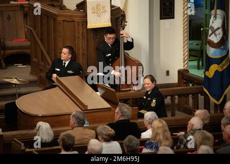 MUNCIE, Ind. (28 avril 2022) Drum Set joueur, musicien 1st classe Joseph Ganzelli, de Downingtown, Pennsylvanie, bassiste musicien 1st classe Grant le, de Hanover Park, Illinois, Et la pianiste Caroline Evans, première chef musicienne, de Flagstaff, Arizona, accompagne le chœur Sea Chanters du United States Navy Band lors d'un concert à High Street United Methodist Church. Les Sea Chanters se sont produits dans sept États au cours de sa tournée de 13 villes de 2 000 kilomètres, reliant les communautés de la nation à leur Marine. Banque D'Images