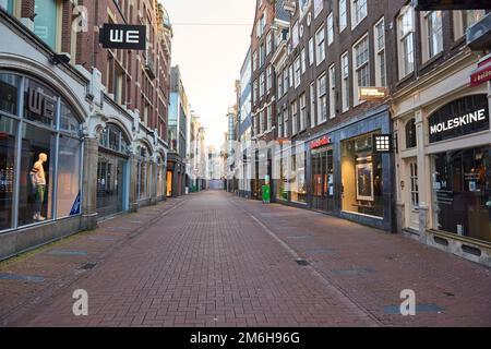 Une vue d'une Kalverstraat déserte pendant le confinement de Covid-19, dans la pandémie du coronavirus à Amsterdam Banque D'Images