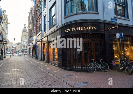 Une vue d'une Kalverstraat déserte pendant le confinement de Covid-19, dans la pandémie du coronavirus à Amsterdam Banque D'Images