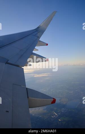 Vue depuis un avion britannique qui part de la piste d'atterrissage de l'aéroport de Heathrow Banque D'Images