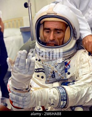 Houston, États-Unis. 29 décembre 1966. Houston, États-Unis. 29 décembre 1966. Walter Cunningham, astronaute de la NASA, pilote de module lunaire pour la mission Apollo 7, s'est lancé pour un test en chambre d'altitude au centre spatial Johnson, à 29 décembre 1966, à Houston, au Texas. Cunningham meurt 4 janvier 2023 à l'âge de 90 ans, le dernier membre survivant de la mission Apollo 7 de la NASA. Banque D'Images