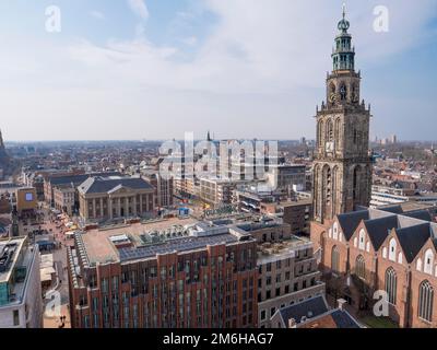 Vue depuis la terrasse du Forum Cultural Centre sur le Martinitoren (Martinitoren) et le Grote Markt avec l'hôtel de ville de Groningen (Stadhuis Banque D'Images