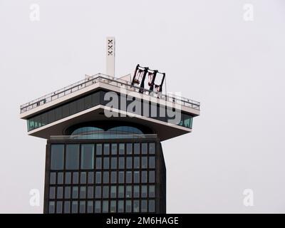 Le sommet du bâtiment moderne ADAM Tower avec balançoires, Amsterdam, Noord-Hollande, Hollande, pays-Bas Banque D'Images