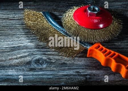 Utilisé des brosses en fil conique sur des panneaux en bois d'époque. Banque D'Images
