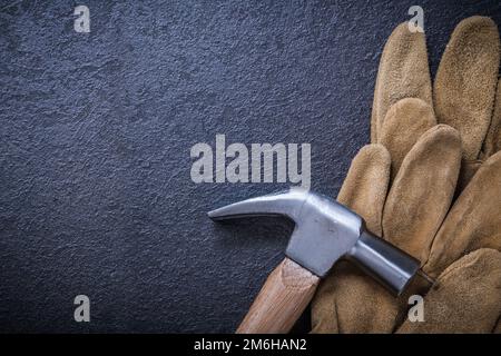 Vue de dessus des gants de sécurité en cuir concept de construction de marteau à griffe. Banque D'Images