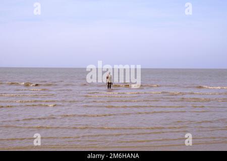 La marée vient contre la Sculpture d'Anthony Gormley, un autre endroit sur la plage de Crosby Banque D'Images