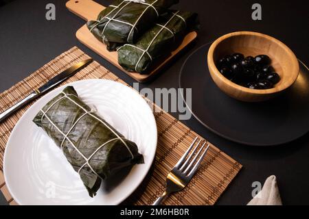 Hallaca sur la table, le plat traditionnel de Noël vénézuélien Banque D'Images