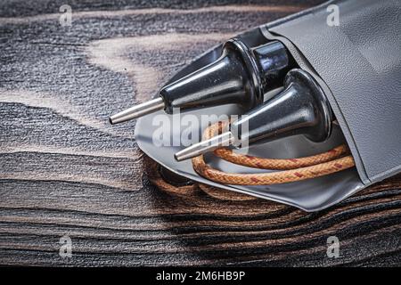 Testeur électrique vintage sur le concept d'électricité de panneau de bois. Banque D'Images