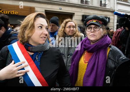 Le maire adjoint de Paris en charge de l'égalité des sexes Hélène Bidard et porte-parole du centre culturel kurde de Paris, Berivan Firat pendant la marche blanche en l'honneur des trois militantes kurdes (Sakine Cansiz, Fidan Dogan et Leyla Saylemez) assassinées à 9 janvier 2013, À l'occasion du 10th anniversaire, et trois victimes kurdes (Emine Kara, Mir Perwer et Abdurrahman Kizil) de la rue Enghien tournant sur 26 décembre 2022, à Paris, en France, sur 04 janvier, 2023. Photo de Pierrick Villette/ABACAPRESS.COM Banque D'Images