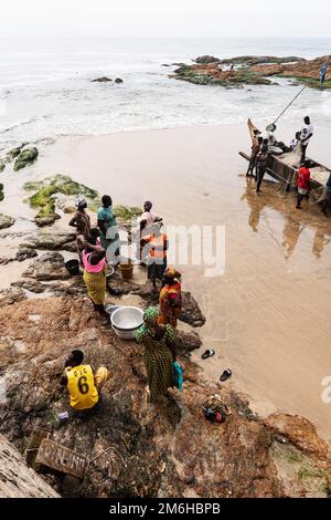 Vue panoramique, personnes, femme avec blanchisserie, pêcheurs, bateau de pêche traditionnel, Cape Coast, Gold Coast, Golfe de Guinée, Ghana Banque D'Images