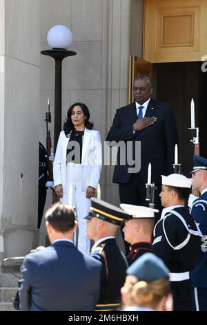 ÉTATS-UNIS Le secrétaire à la Défense, Lloyd J. Austin, et la ministre canadienne de la Défense nationale, Anita Anand, rendent hommage lors d'une cérémonie de corson de plein honneur dans les Forces armées, au Pentagone, à Arlington, en Virginie, en 28 avril 2022. Banque D'Images