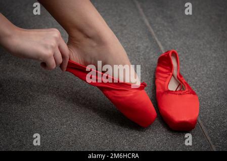 Ballerine danseuse portant des chaussons rouges de Pallet pointe Banque D'Images