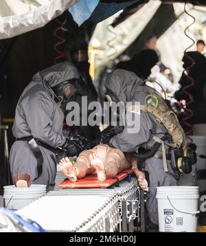 Les soldats de la Réserve de l'Armée de terre de la Compagnie chimique, biologique, radiologique et nucléaire (CBRN) de 307th et de l'appui de la Compagnie médicale de 491st de Bell, CA, mènent une formation de décontamination de masse et de triage des patients durant l'intervention du Guardian 2022 au Centre d'entraînement urbain de Muscatatuk, DANS l'Ontario 28 avril 2022. L'intervention du tuteur est un exercice d'intervention d'urgence en territoire national qui valide les États-Unis Capacité de l'unité de l'armée de soutenir le soutien de défense des autorités civiles (DSCA) en cas de catastrophe CBRN. Banque D'Images