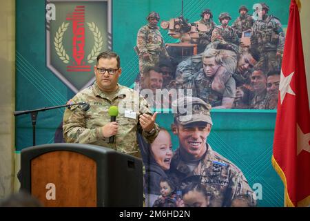 ÉTATS-UNIS William B. Pitts, le directeur de la santé comportementale de l'Hôpital communautaire de l'Armée d'Irwin, parle de santé mentale au Sommet sur la santé mentale Victory qui s'est tenu au Centre de conférences Riley à fort Riley, Kansas, on 28 avril 2022. Pitts a expliqué le côté technique de la santé mentale et quels programmes sont offerts à fort Riley. Banque D'Images