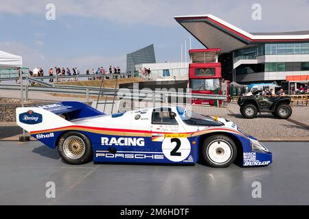 L'une des huit voitures de course Porsche 956-007 du Groupe C, celle-ci, conduite par Derek Bell et Stefen Bellox, au Silverstone Classic. Banque D'Images