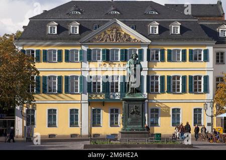 Ludwig van Beethoven Monument devant le bureau de poste de Bonn en Allemagne Banque D'Images