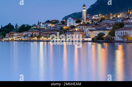 Limone sul Garda à l'heure bleue, Lac de Garde, province de Brescia, Lombardie Banque D'Images