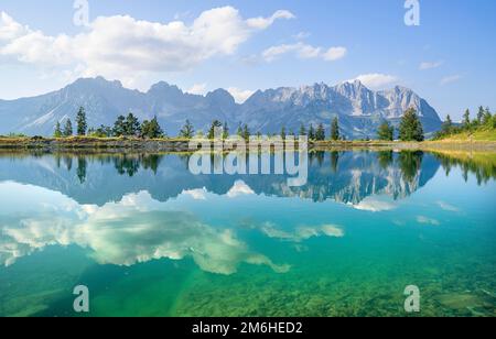 Idyllique Astbergsee avec reflet du panorama de montagne, Wilder Kaiser, Ellmau, Tyrol Banque D'Images