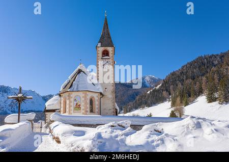 Église enneigée dans le parc naturel de Fanes Sennes Baies, San Vito, Tyrol du Sud Banque D'Images