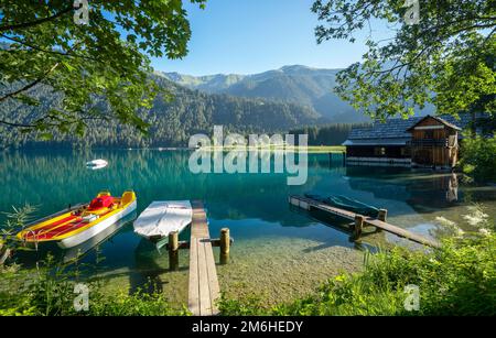 Bateaux à rames et hangar à bateaux avec arbres, Weissensee, Spittal an der Drau, Carinthie Banque D'Images