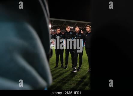 Les joueurs de Bath participent à un caucus d'équipe avant le match Gallagher Premiership au stade de la communauté Gtech, à Londres. Date de la photo: Mercredi 4 janvier 2023. Banque D'Images