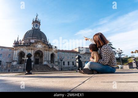 Mère et fils regardant le Sanctuaire de Loyola, église baroque d'Azpeitia Banque D'Images