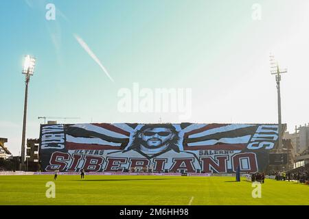 Salerno, Italie. 04th janvier 2023. SALERNO, ITALIE - JANVIER, 04: Les partisans de la Salernitana US pendant la série Un match entre la Salernitana US et l'AC Milan au Stadio Arechi, Salerno, Italie sur 04 janvier 2023. Credit: Nicola Ianuale/Alamy Live News Banque D'Images