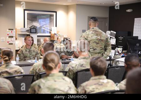 ÉTATS-UNIS Le Sgt. Maj. James Porterfield (au centre) du corps maritime, NORAD et le chef principal du commandement de l'USNORTHCOM, reçoit une question lors d'une réunion à San Diego (Californie), le 28 avril 2022. Le Sgt. Maj. Porterfield a visité l'emplacement et rencontré des membres du service de la Garde nationale déployés en fonction de l'USNORTHCOM. ÉTATS-UNIS Northern Command fournit des opérateurs de caméras de surveillance mobiles, des analystes du renseignement et des opérations de soutien de l'aviation au ministère de la sécurité intérieure et aux États-Unis Douanes et protection des frontières pour sécuriser la frontière sud des États-Unis. Banque D'Images