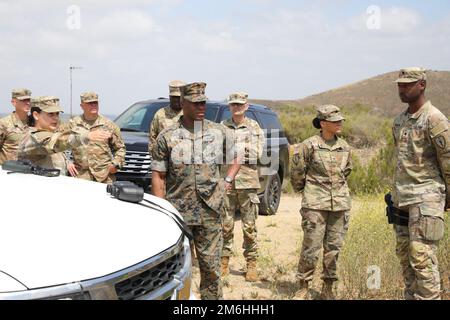 ÉTATS-UNIS Le Sgt. Maj. James Porterfield (au centre) du corps maritime, NORAD et le chef principal du commandement de l'USNORTHCOM, reçoit un exposé sur le site de la caméra de surveillance mobile (SMC) des États-Unis Liliana Soto (deuxième à partir de la gauche), un opérateur de site MSC affecté à la 381st Military police Company, Garde nationale de l'Indiana, à San Diego, Californie, le 28 avril, 2022. Le Sgt. Maj. Porterfield a visité l'emplacement et rencontré des membres du service de la Garde nationale déployés en service actif sous le régime de l'USNORTHCOM. ÉTATS-UNIS Le Commandement du Nord fournit des opérateurs de caméras de surveillance mobiles, des analystes du renseignement et des services d aviation Banque D'Images