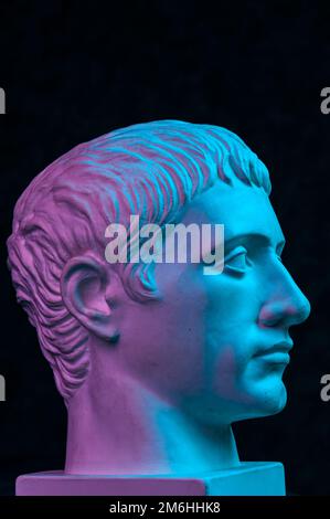 Copie en gypse bleu-violet de l'ancienne statue de Germanicus Julius tête César pour les artistes isolés sur fond noir. Renaissance Banque D'Images