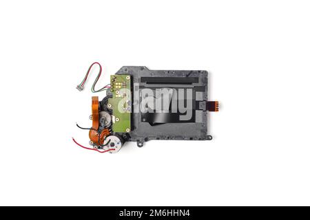 Ancien obturateur cassé de l'appareil photo numérique isolé sur un fond blanc Banque D'Images