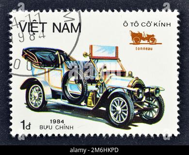 Timbre-poste annulé imprimé par le Vietnam, qui montre Old car - tonneau, vers 1984. Banque D'Images