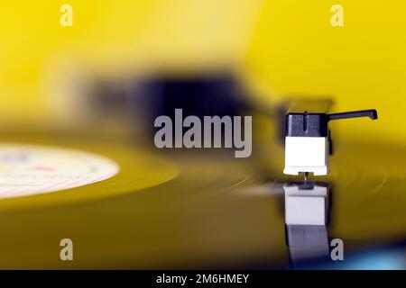 vue rapprochée de la table tournante avec le disque de vinyle rotatif et l'aiguille Banque D'Images