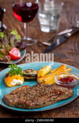 Entrecôte grillée avec frites Banque D'Images