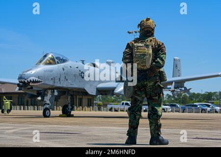 Sergent-chef de la Force aérienne des États-Unis Alexis Hernandez, un artisan de l'entretien aérospatial du Groupe d'intervention en cas d'urgence 156th, attend à marshall un Thunderbolt II A-10 affecté à l'escadron de combat 75th tout en portant son équipement pour l'entraînement chimique, biologique, radiologique, nucléaire et des explosifs à haut rendement (CBRNE) lors d'une grève du Sud au Centre d'entraînement de préparation au combat Gulfport, Gulfport, Mississippi, le 28 avril 2022. Southern Strike 2022 est un exercice de combat multinational conjoint à grande échelle qui offre un entraînement tactique tel que la domination aérienne, le soutien aérien maritime et le soutien aérien rapproché Banque D'Images