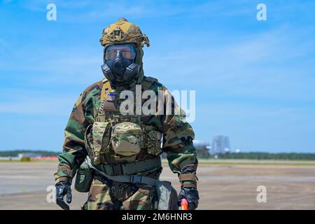 Sergent-chef de la Force aérienne des États-Unis Alexis Hernandez, un artisan de l'entretien aérospatial au sein du groupe d'intervention en cas d'urgence 156th, s'éloigne de l'aérodrome après avoir reçu un Thunderbolt II A-10 affecté au 75th Fighter Squadron tout en portant son équipement chimique, biologique, radiologique, Entraînement aux explosifs nucléaires et à haut rendement (CBRNE) pendant une grève du Sud au Centre de préparation au combat de Gulfport, Gulfport (Mississippi), le 28 avril 2022. Southern Strike 2022 est un exercice de combat multinational conjoint à grande échelle qui fournit un entraînement tactique tel que la domination aérienne, l'air maritime Banque D'Images