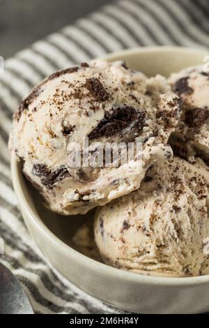 Biscuits faits maison et crème glacée dans un bol Banque D'Images