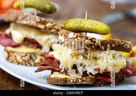 Sandwich Reuben sur bois rustique Banque D'Images