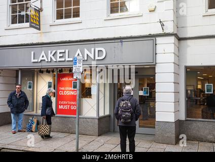 Truro,Cornwall,UK,4th janvier 2023,Cornwalls un seul magasin Lakeland ferme après 25 ans de commerce à Truro. Un membre du personnel y travaille depuis l’ouverture du magasin. Cela signifie que le magasin le plus proche pour l'ensemble du Sud-Ouest sera à Exeter, laissant de nombreux clients fidèles contrariés et déçus.Credit: Keith Larby/Alay Live News Banque D'Images