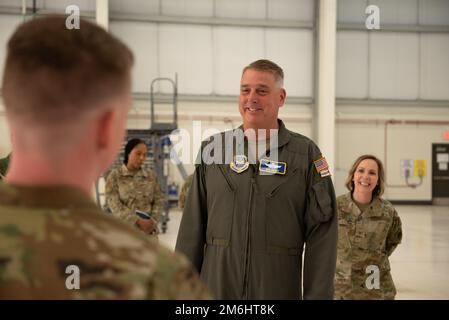 Le général Mike Minihan, commandant du Commandement de la mobilité aérienne, s'entretient avec des aviateurs du groupe de maintenance 22nd dans un hangar 28 avril 2022, à la base aérienne de McConnell, au Kansas. L’équipe de commandement de l’AMC a visité McConnell et visité diverses organisations, et a reçu des mémoires de mission de la part des dirigeants et des aviateurs de McConnell. La direction de l'AMC a également félicité l'équipe McConnell pour son travail acharné et son dévouement à l'avancement du ravitaillement en vol. Banque D'Images