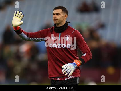 Birmingham, Royaume-Uni. 4th janvier 2023. Emiliano Martinez d'Aston Villawaves aux fans comme il commence son premier match depuis qu'il a remporté la coupe du monde avec l'Argentine lors du match de la Premier League à Villa Park, Birmingham. Crédit photo à lire : Darren Staples/Sportimage crédit : Sportimage/Alay Live News Banque D'Images