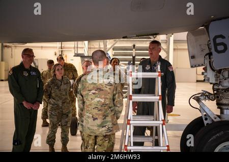 Le général Mike Minihan (à droite), commandant du Commandement de la mobilité aérienne; le colonel Nate Vogel (à gauche), commandant de l'escadre de ravitaillement en carburant 22nd; Le colonel Emily Farkas, commandant du groupe de maintenance 22nd, et le Sgt. Melissa Royster, chef du commandement de l'escadre de ravitaillement aérien 22nd, font une démonstration de la façon dont le KC-46 Pegasus est entretenu et réparé 28 avril 2022, à la base aérienne de McConnell, au Kansas. L’équipe de commandement de l’AMC a visité McConnell et visité diverses organisations, et a reçu des mémoires de mission de la part des dirigeants et des aviateurs de McConnell. La direction d'AMC a également félicité Team McConnell pour son travail acharné et Banque D'Images