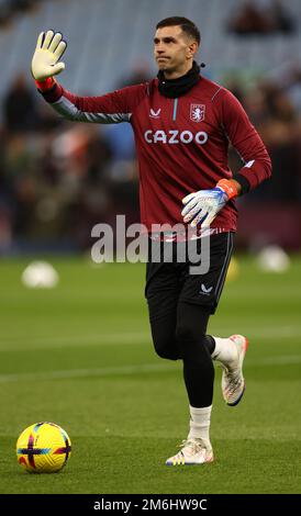 Birmingham, Royaume-Uni. 4th janvier 2023. Emiliano Martinez, d'Aston Villa, se fait une vague devant les fans lorsqu'il commence son premier match depuis qu'il a remporté la coupe du monde avec l'Argentine lors du match de la Premier League à Villa Park, Birmingham. Crédit photo à lire : Darren Staples/Sportimage crédit : Sportimage/Alay Live News Banque D'Images