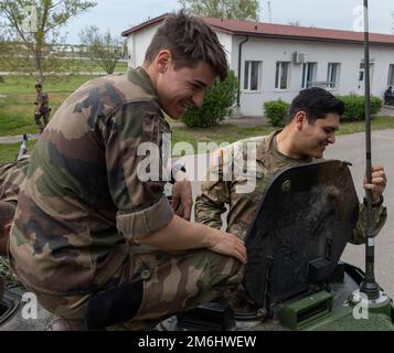 ÉTATS-UNIS Le Cpl Yair Sanchez, affecté au 2nd Cavalry Regiment, plaisante avec un soldat français lors d'une exposition statique à la base aérienne de Mihail Kogalniceanu, sur 28 avril 2022. 2nd le Cavalry Regiment compte parmi les autres unités affectées au V corps, le corps de déploiement avancé des États-Unis en Europe qui travaille aux côtés des alliés de l'OTAN et des partenaires de sécurité régionaux pour fournir des forces crédibles au combat; exécute des exercices d'entraînement conjoints, bilatéraux et multinationaux; Et assure le commandement et le contrôle des unités de rotation et affectées dans le théâtre européen. Les affichages statiques permettent aux forces de l'OTAN de comparer leurs capacités globales W Banque D'Images