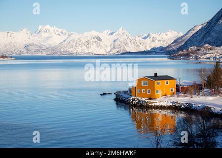 magnifique paysage norvégien - maisons jaunes sur la rive dans les montagnes d'arrière-plan Banque D'Images