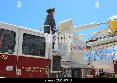 Les membres de la base navale des services de sécurité et d'incendie et d'urgence de Newport répondent à un appel de plusieurs personnes bloquées sur le toit d'un bâtiment pendant l'exercice Citadel Gale 2022 à l'installation. Dans ce scénario, le bâtiment est inondé d’eau et l’eau stagnante nécessite l’utilisation de la tour 72 pour pouvoir atteindre le groupe et les extraire du toit du bâtiment. Il s’agissait de l’un des trois exercices de formation axés sur le feu qui ont été inclus dans les injections de forage de l’installation dans le cadre de l’exercice annuel sur les ouragans. Banque D'Images