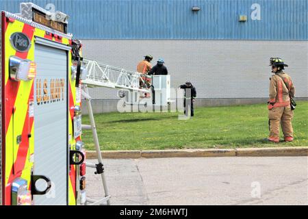 Les membres de la base navale des services de sécurité et d'incendie et d'urgence de Newport répondent à un appel de plusieurs personnes bloquées sur le toit d'un bâtiment pendant l'exercice Citadel Gale 2022 à l'installation. Dans ce scénario, le bâtiment est inondé d’eau et l’eau stagnante nécessite l’utilisation de la tour 72 pour pouvoir atteindre le groupe et les extraire du toit du bâtiment. Il s’agissait de l’un des trois exercices de formation axés sur le feu qui ont été inclus dans les injections de forage de l’installation dans le cadre de l’exercice annuel sur les ouragans. Banque D'Images