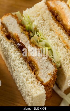 Sandwich au poulet japonais Katsu Sando fait maison avec sauce Tonkatsu Banque D'Images