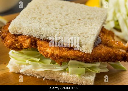 Sandwich au poulet japonais Katsu Sando fait maison avec sauce Tonkatsu Banque D'Images