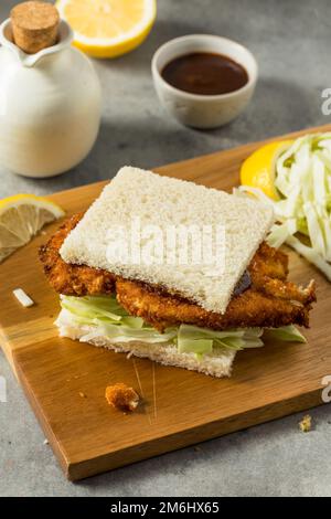 Sandwich au poulet japonais Katsu Sando fait maison avec sauce Tonkatsu Banque D'Images